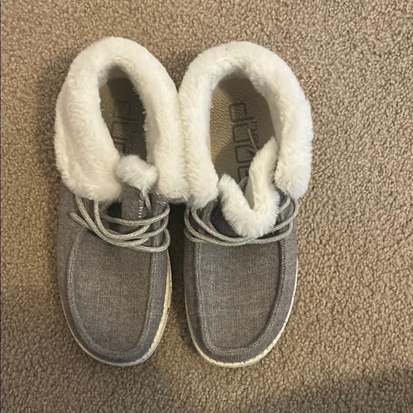 Hey Dude Gray Shoes with White Fur Lining - Picture 1 of 8